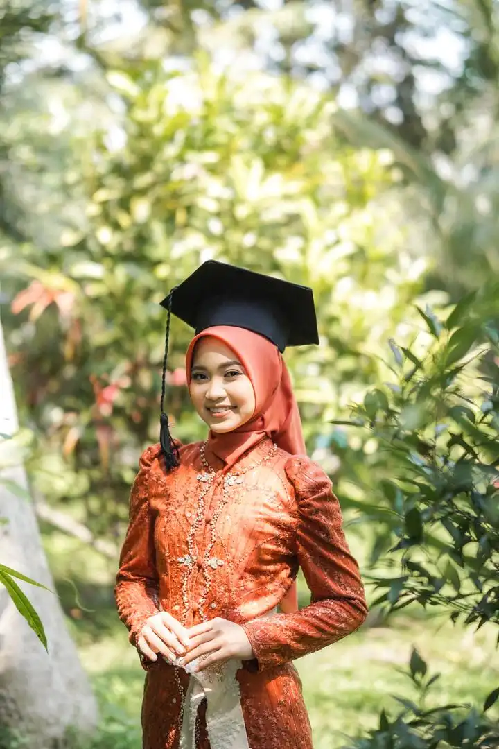 Gambar wisuda Andini