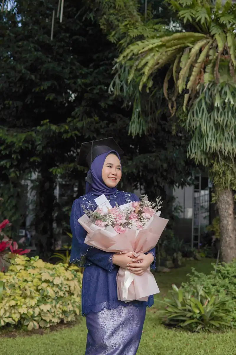 Gambar wisuda Annisa