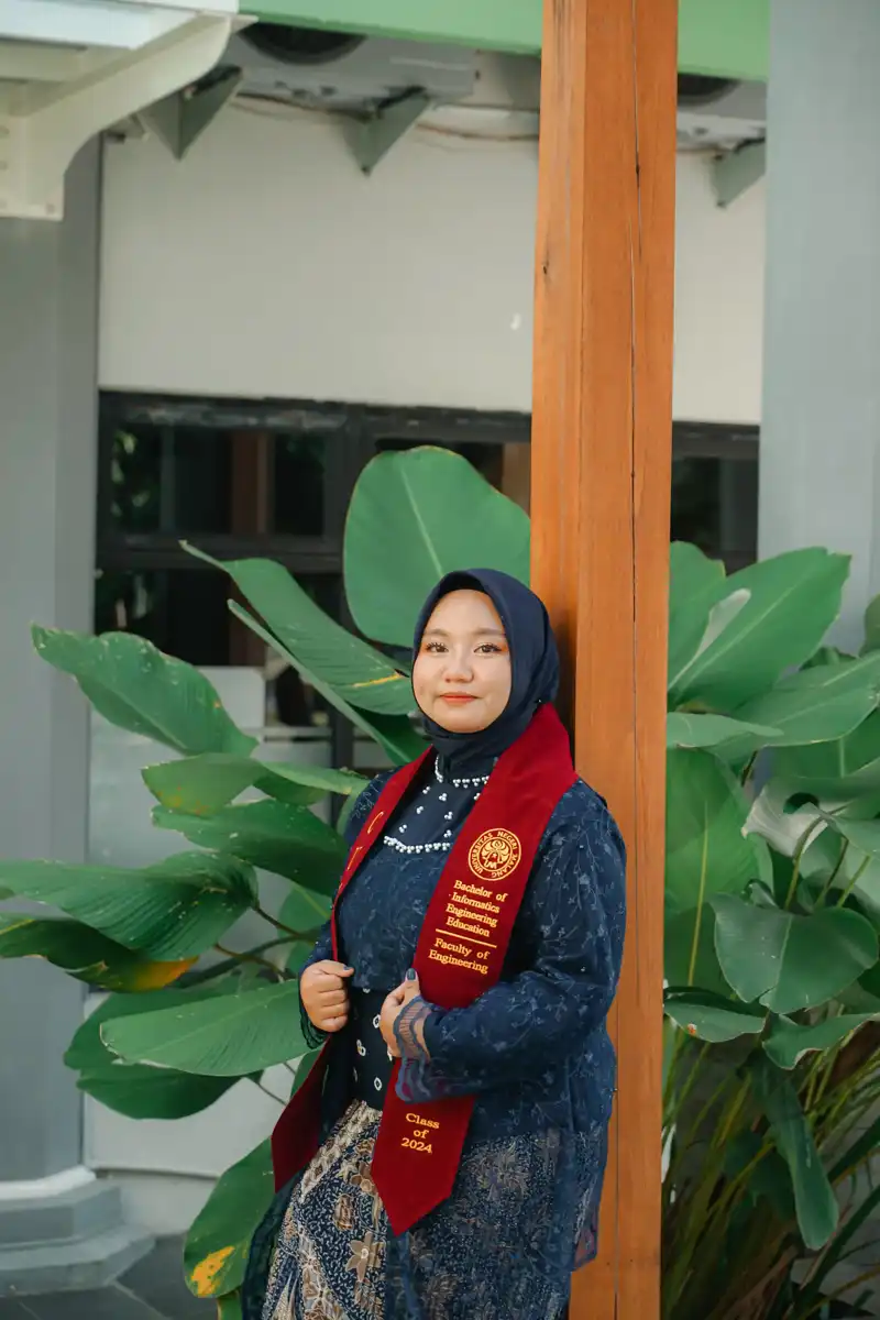 Gambar wisuda Irawati