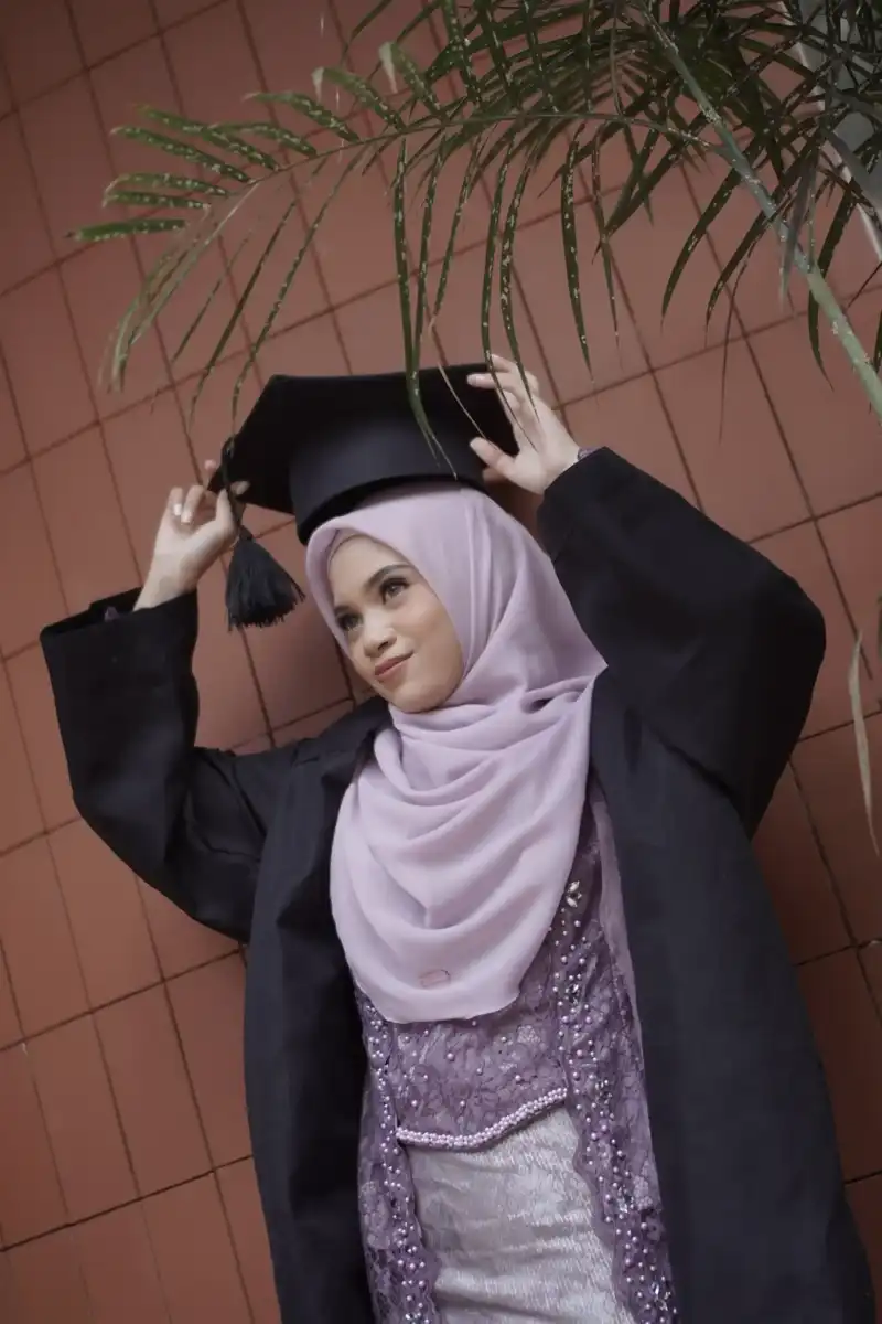Gambar wisuda Lila