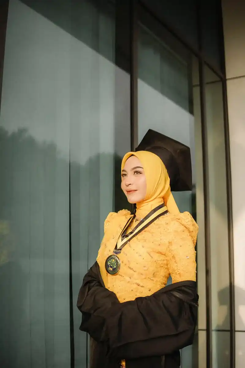 Gambar wisuda Linda