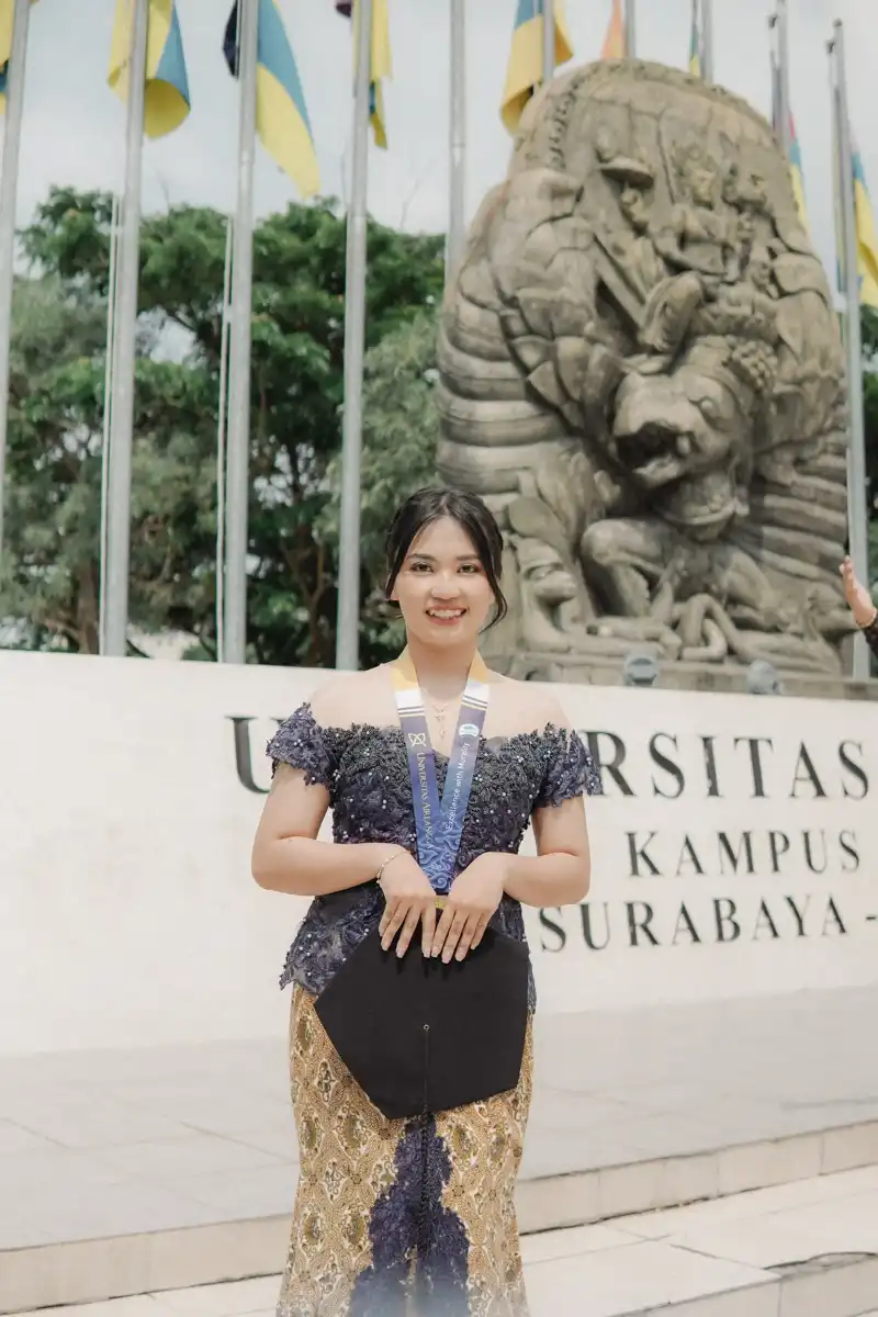 Gambar wisuda Livia