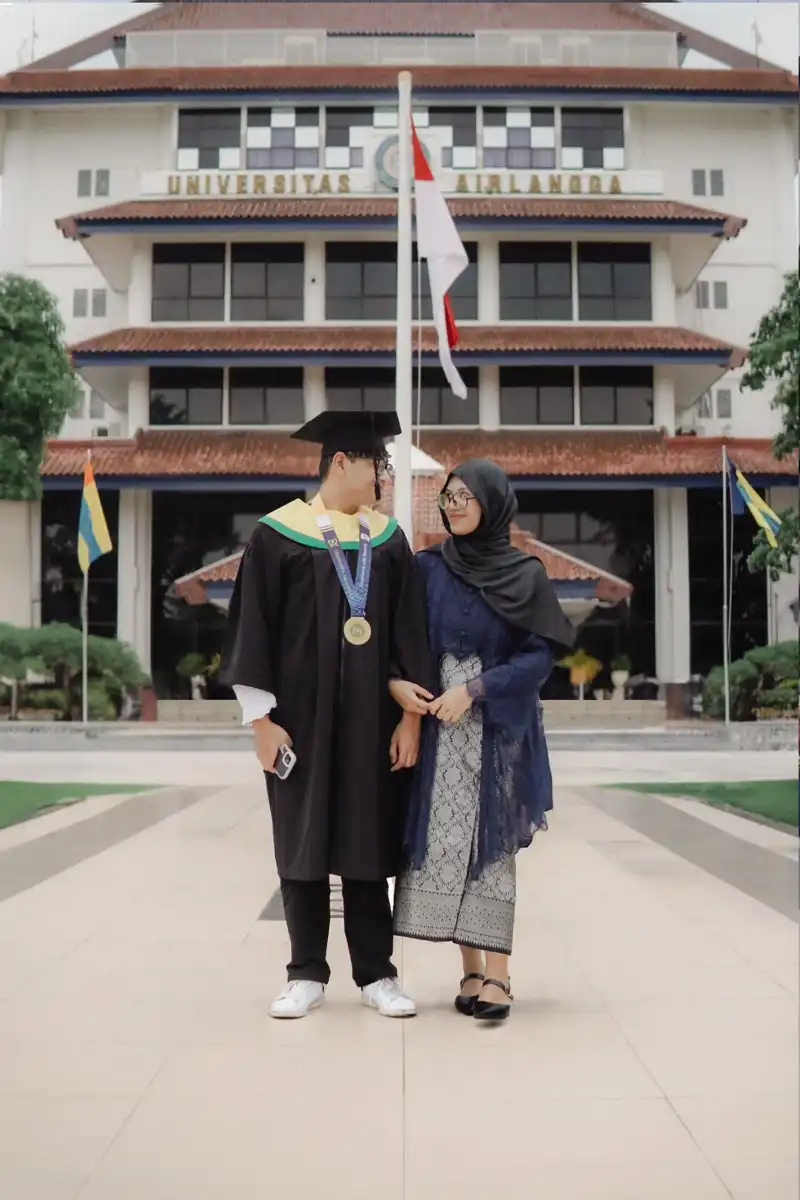Gambar wisuda Mirza